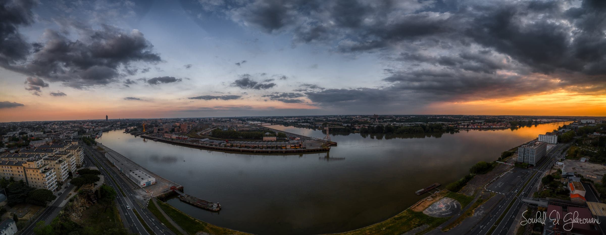 Panorama aérien de Nantes et de la Loire au crépuscule