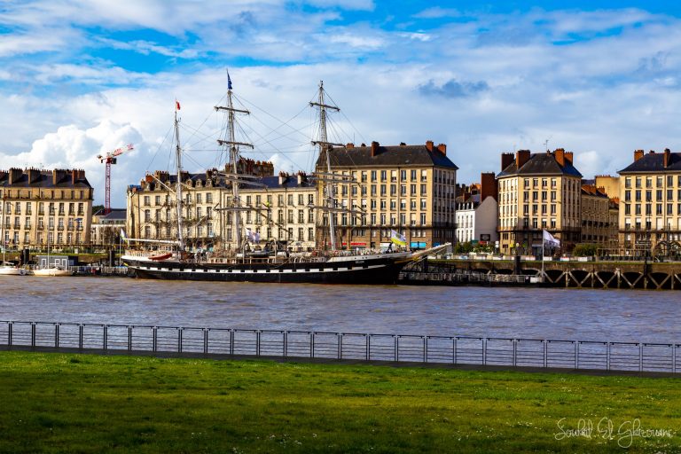Quai de la fosse avec le majestueux Belem