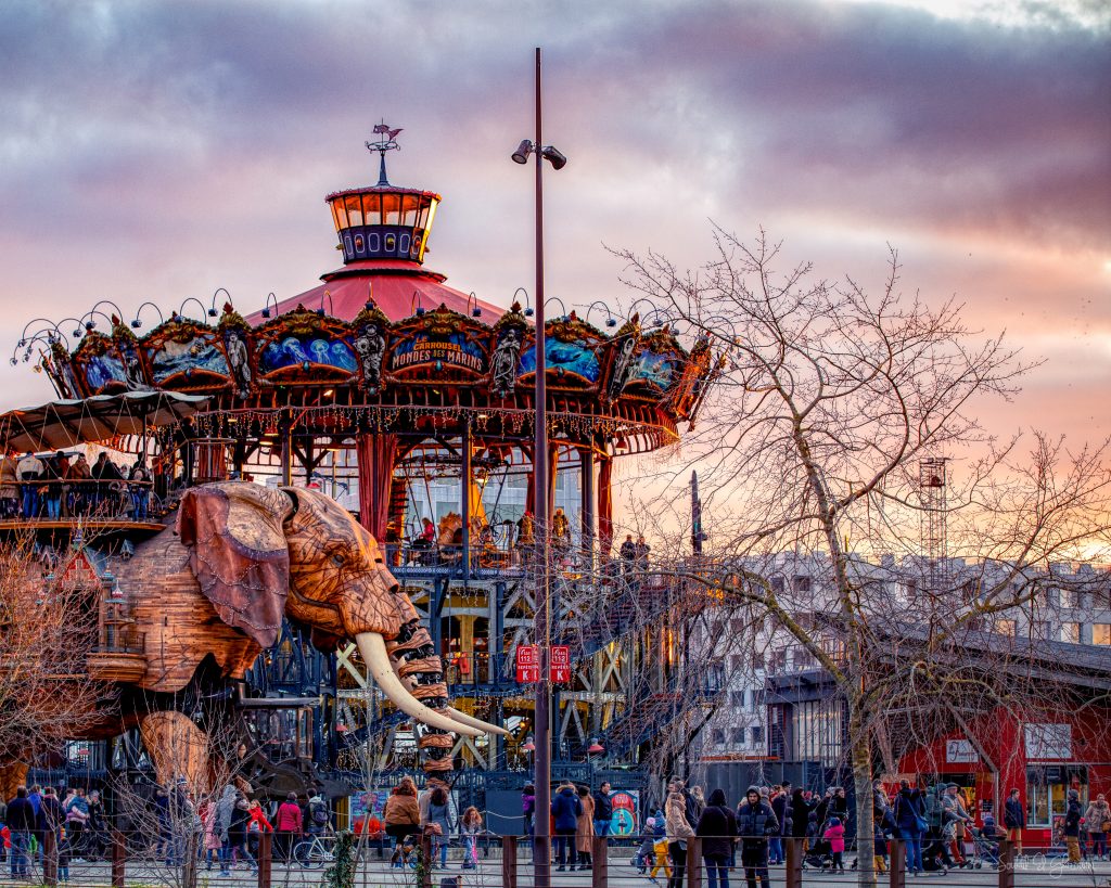 Carrousel des monde marins en hiver avec l'elephant