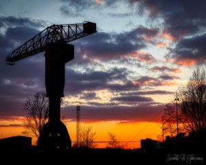 Grue Titan sous un ciel de feu