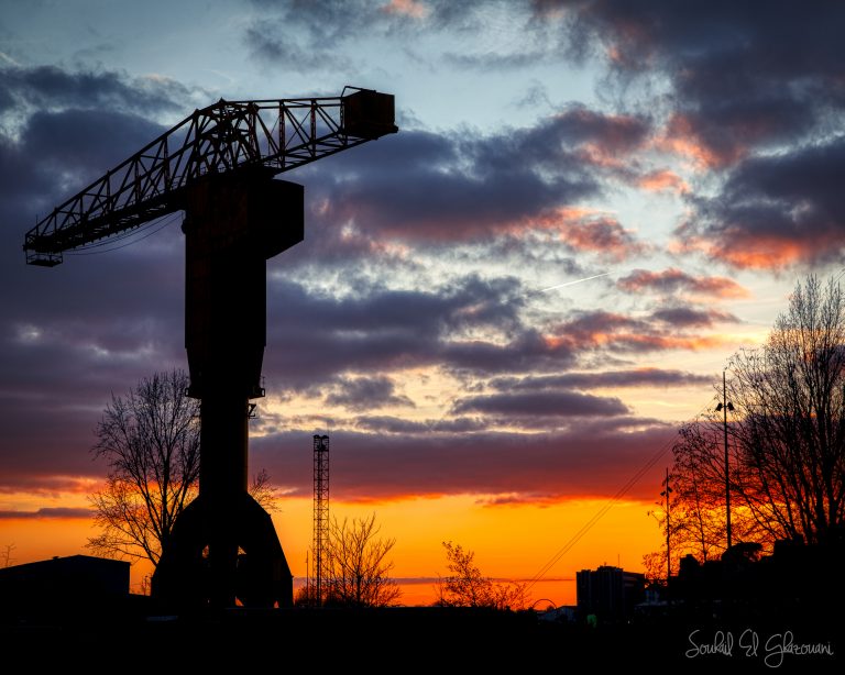Grue Titan sous un ciel de feu