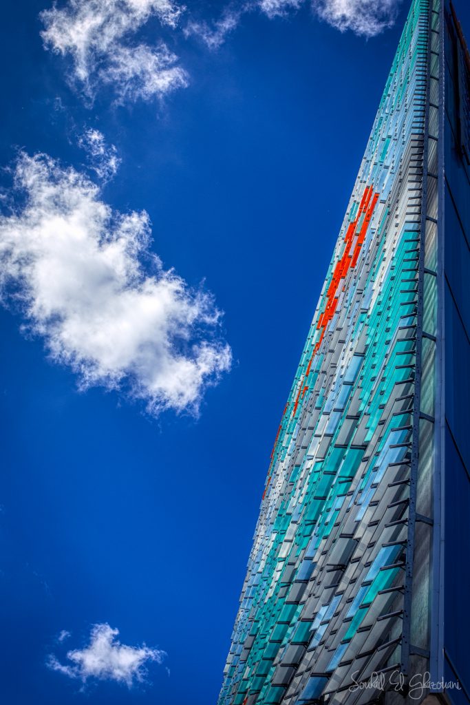 Batiment architecture la tête vers le haut avec du bleu et du orange