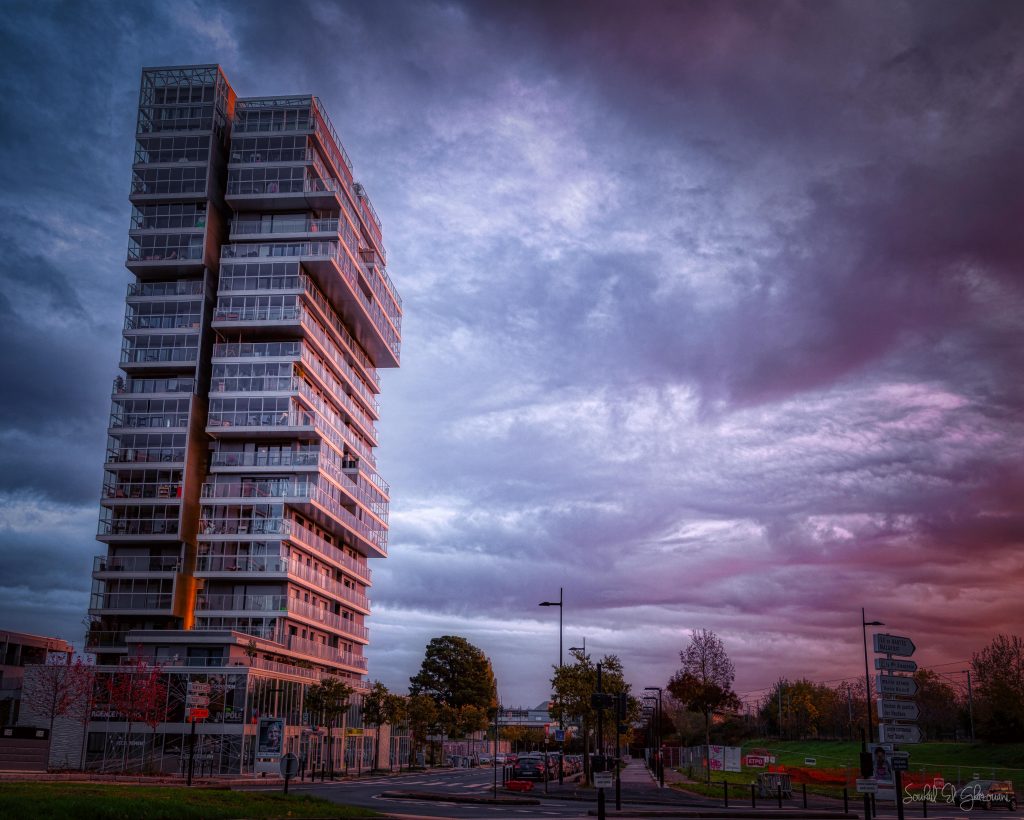 Immeuble moderne au petit matin